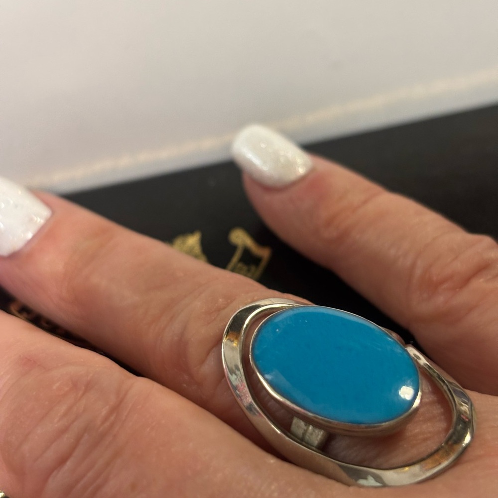 STERLING SCULPTURED SILVER Turquoise Blue Oval Ring
Size 9
